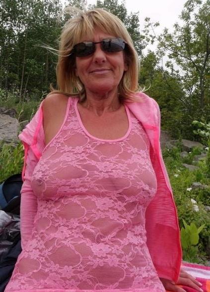 20P Mature ladies braless cleavage pokies 150
