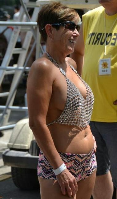 20P Mature ladies braless cleavage pokies 150