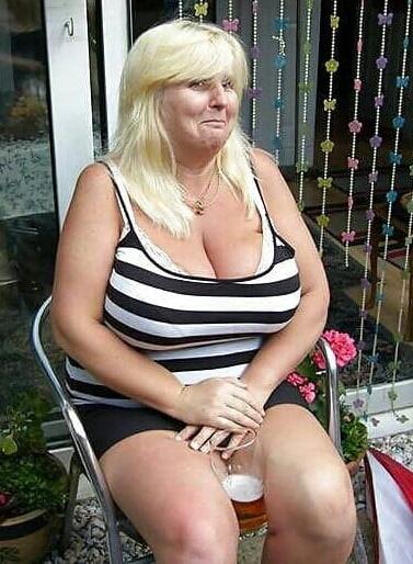 20P Mature ladies braless cleavage pokies 148