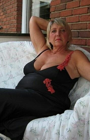 20P Mature ladies braless cleavage pokies 148
