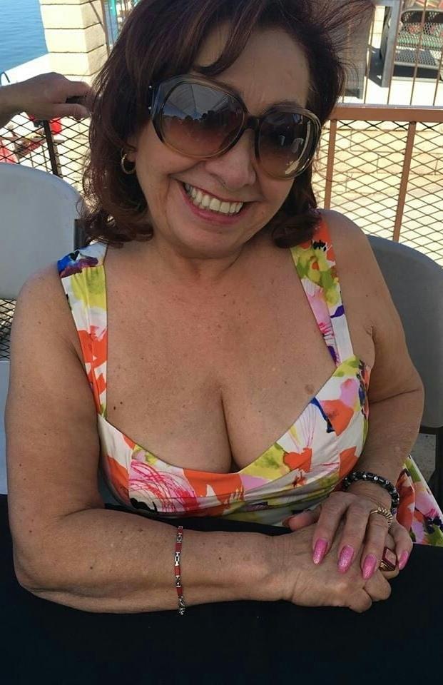 20P Mature ladies braless cleavage pokies 148