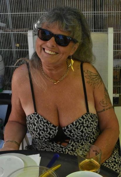 20P Mature ladies braless cleavage pokies 148