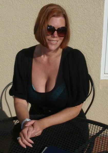 20P Mature ladies braless cleavage pokies 148