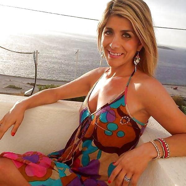 20P Mature ladies braless cleavage pokies 148