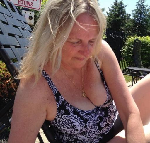 20P Mature ladies braless cleavage pokies 148