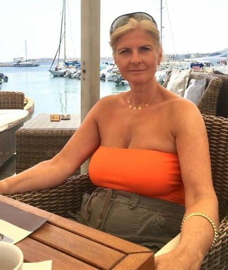 20P Mature ladies braless cleavage pokies 148