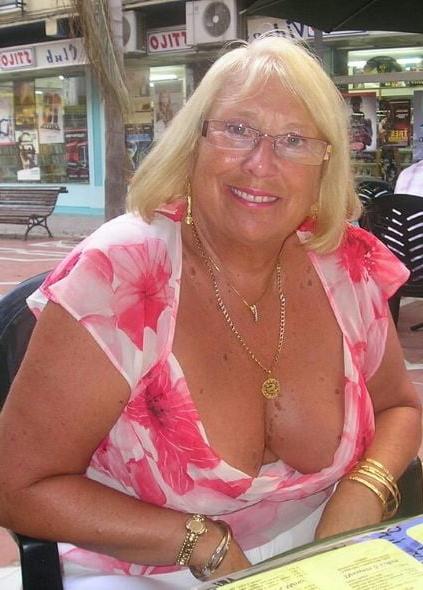 20P Mature ladies braless cleavage pokies 148