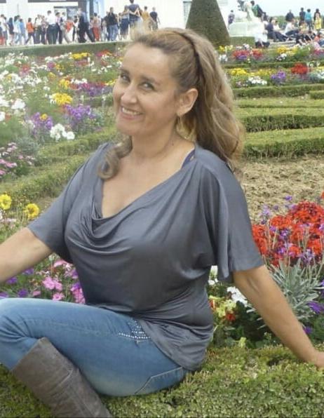 20P Mature ladies braless cleavage pokies 148