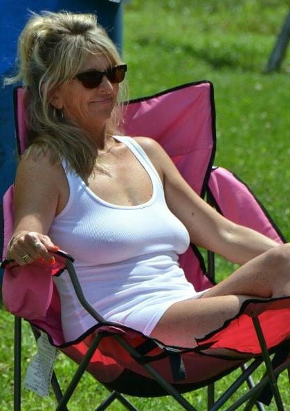20P Mature ladies braless cleavage pokies 148