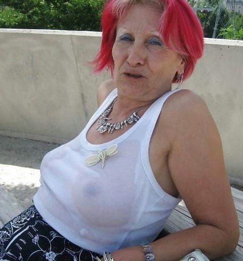 20P Mature ladies braless cleavage pokies 148