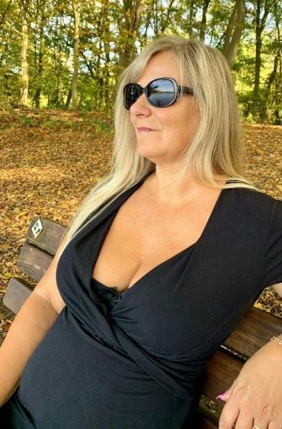 20P Mature ladies braless cleavage pokies 148