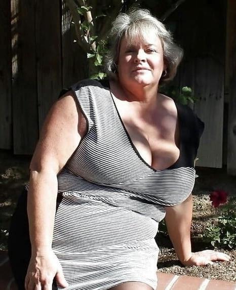 20P Mature ladies braless cleavage pokies 148
