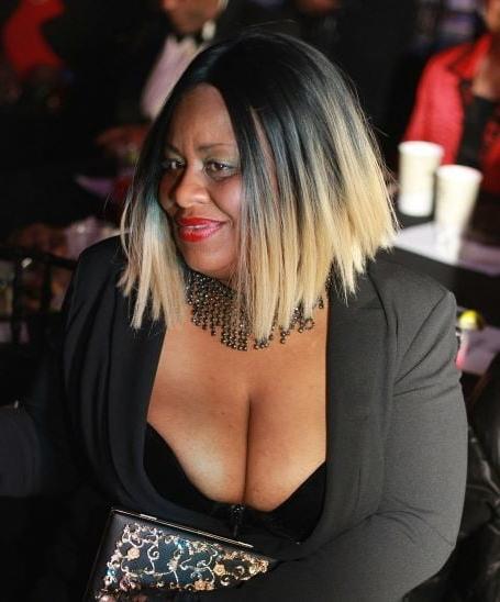 20P Mature ladies braless cleavage pokies 149