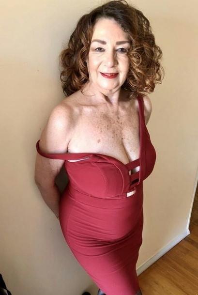 20P Mature ladies braless cleavage pokies 149