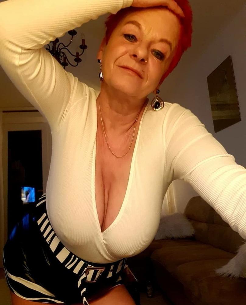 20P Mature ladies braless cleavage pokies 149