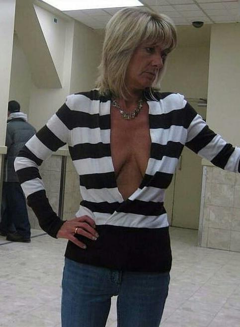 20P Mature ladies braless cleavage pokies 149