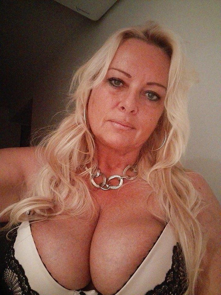 20P Mature ladies braless cleavage pokies 149