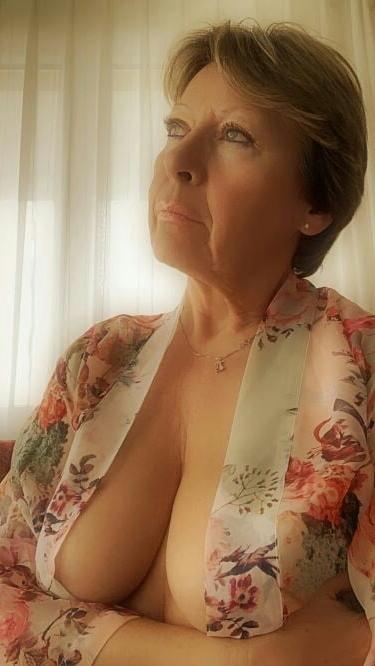 20P Mature ladies braless cleavage pokies 149