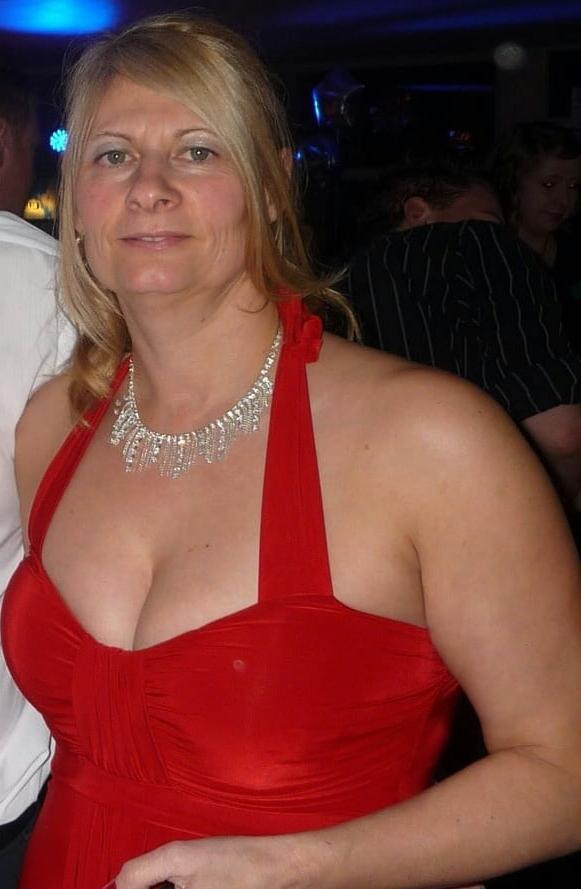 20P Mature ladies braless cleavage pokies 149