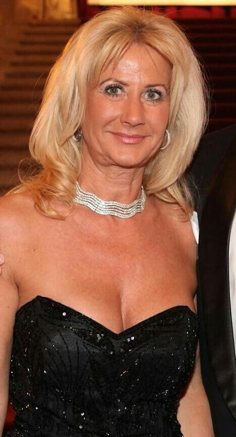 20P Mature ladies braless cleavage pokies 149