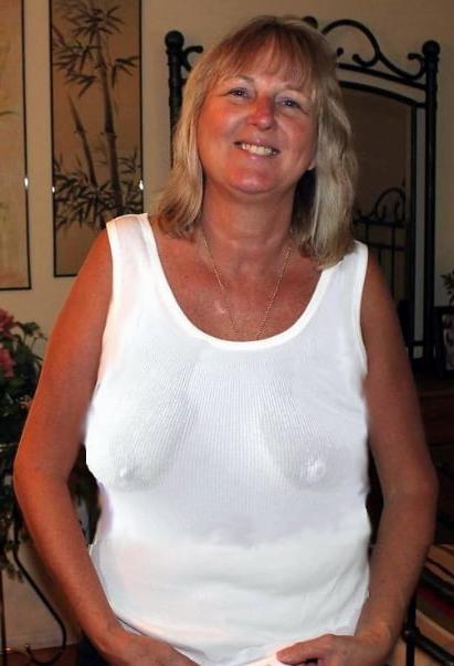 20P Mature ladies braless cleavage pokies 145