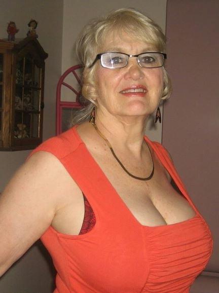 20P Mature ladies braless cleavage pokies 145