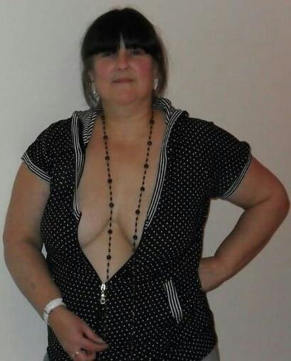 20P Mature ladies braless cleavage pokies 145
