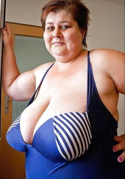 20P Mature ladies braless cleavage pokies 145