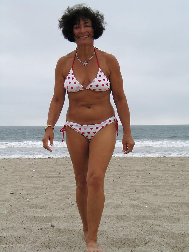 25P stunning classy looking matures in teasing bikini's