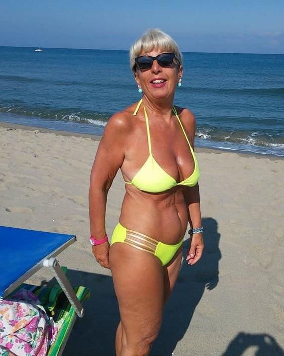 25P stunning classy looking matures in teasing bikini's