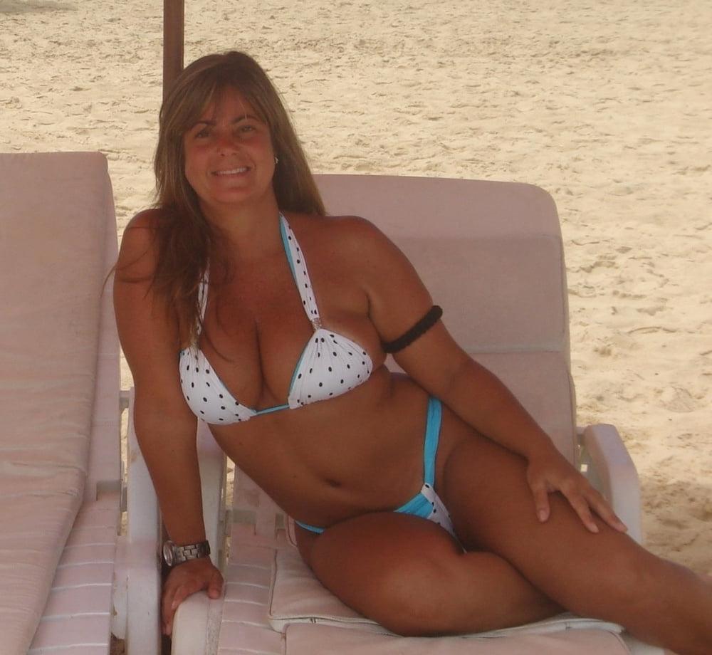 25P stunning classy looking matures in teasing bikini's