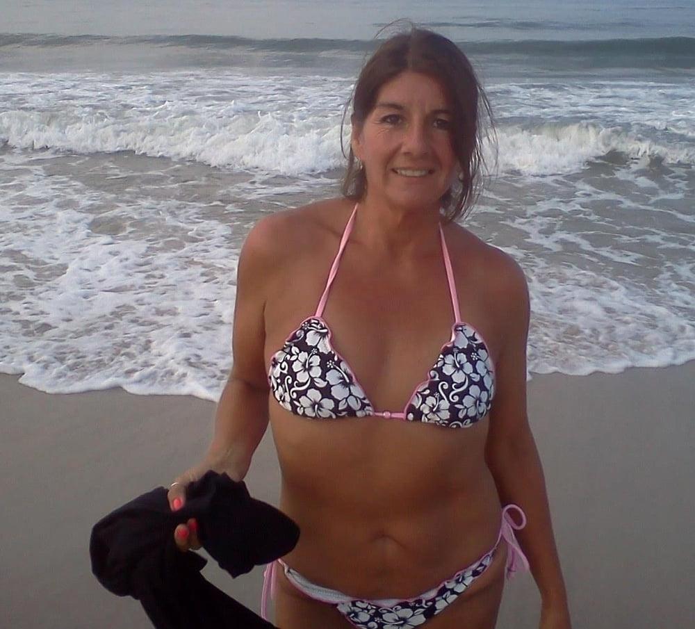 25P stunning classy looking matures in teasing bikini's