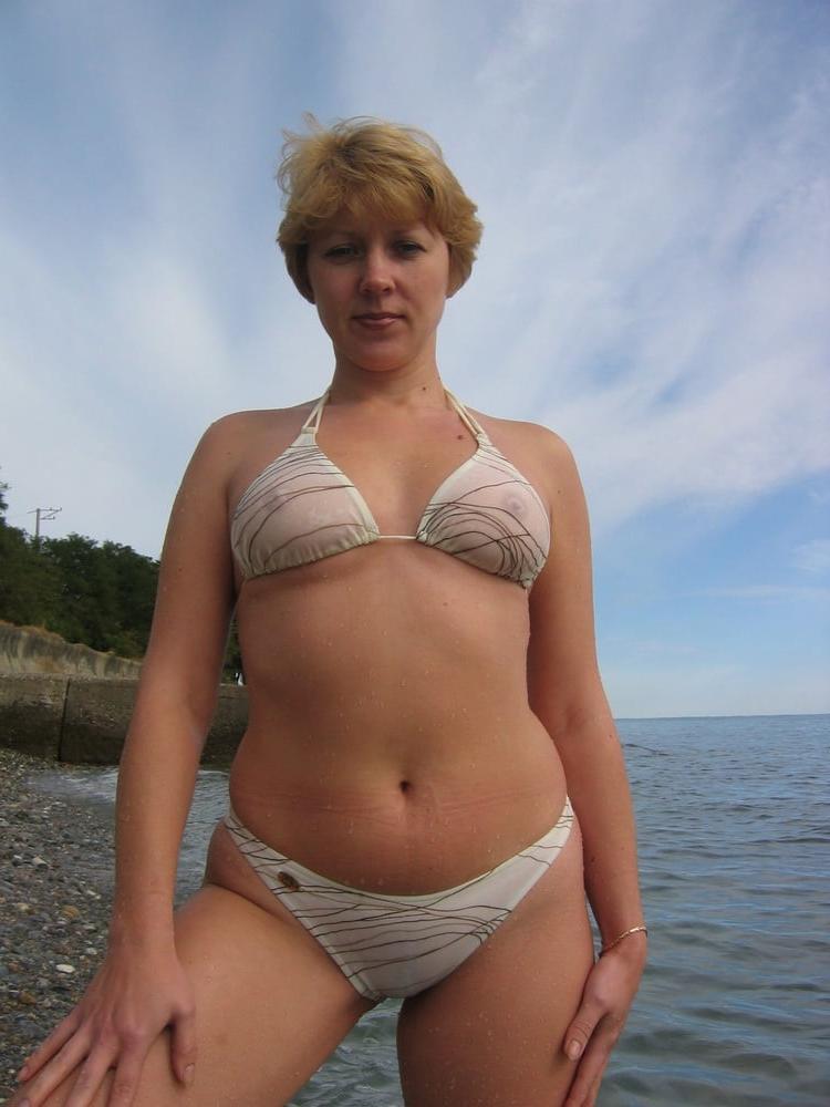 25P stunning classy looking matures in teasing bikini's