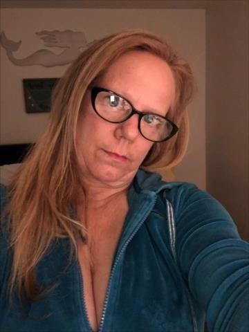 25P Granny Cleavage 124