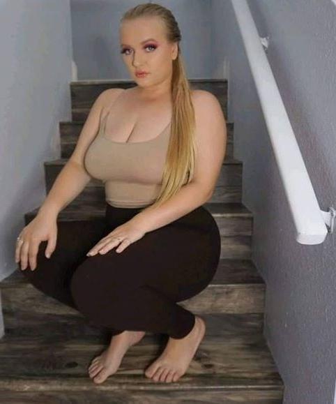 25P Granny Cleavage 124