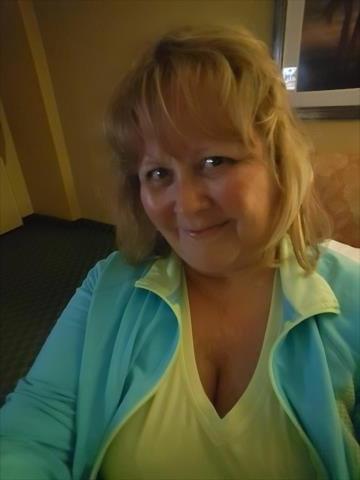 25P Granny Cleavage 124