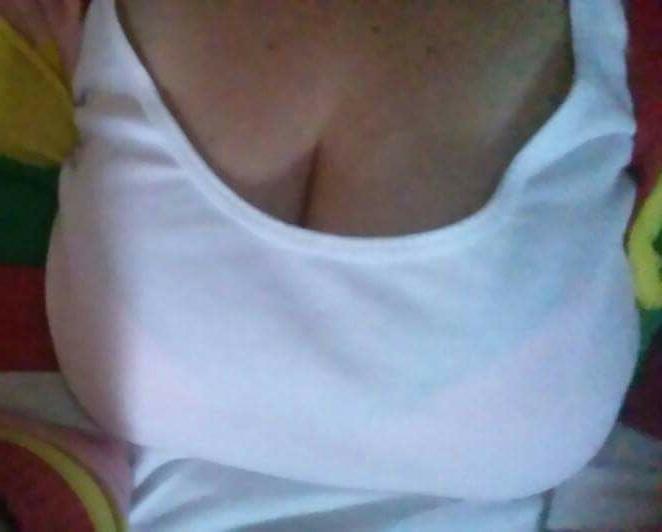 25P Granny Cleavage 124