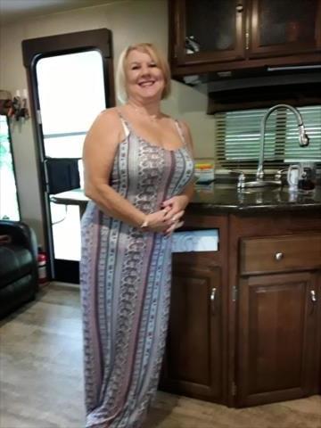 25P Granny Cleavage 124