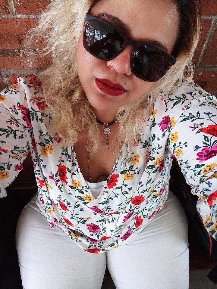 25P Granny Cleavage 124