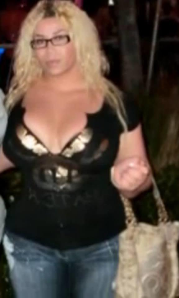 25P Granny Cleavage 124