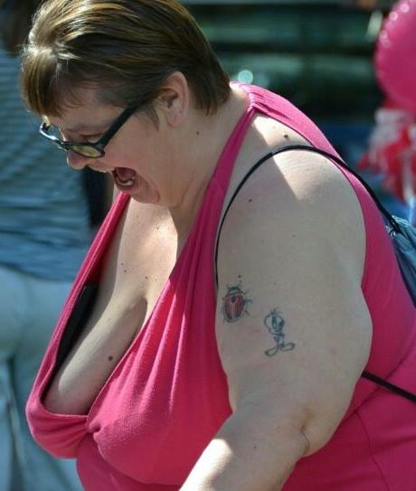 20P Mature ladies braless cleavage pokies 146