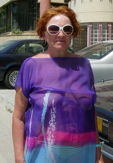 20P Mature ladies braless cleavage pokies 146