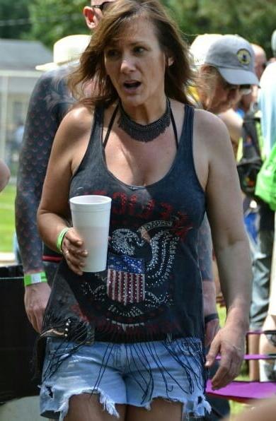 20P Mature ladies braless cleavage pokies 146