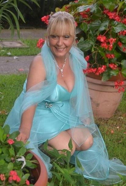 20P Mature ladies braless cleavage pokies 146