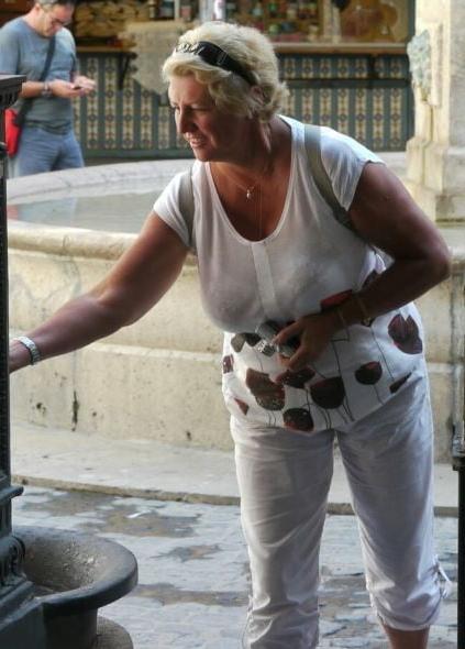 20P Mature ladies braless cleavage pokies 146