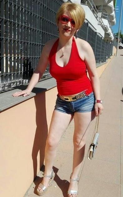 20P Mature ladies braless cleavage pokies 146