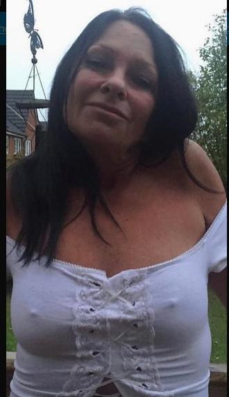 20P Mature ladies braless cleavage pokies 146