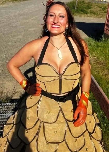20P Mature ladies braless cleavage pokies 146