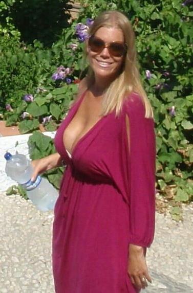 20P Mature ladies braless cleavage pokies 146