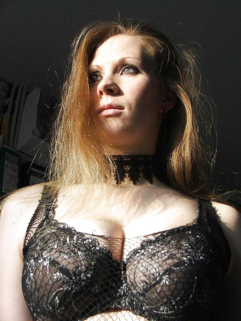 22P SEXY GOTHIC GIRL